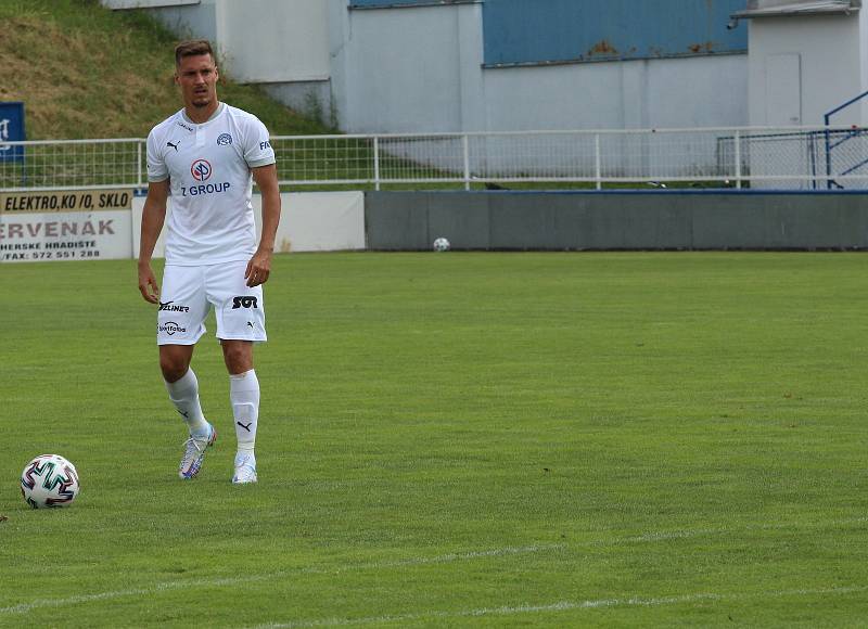 Fotbalisté Slovácka (v bílých dresech) účastníka druhé nejvyšší soutěže porazili jednoznačně 5:0.