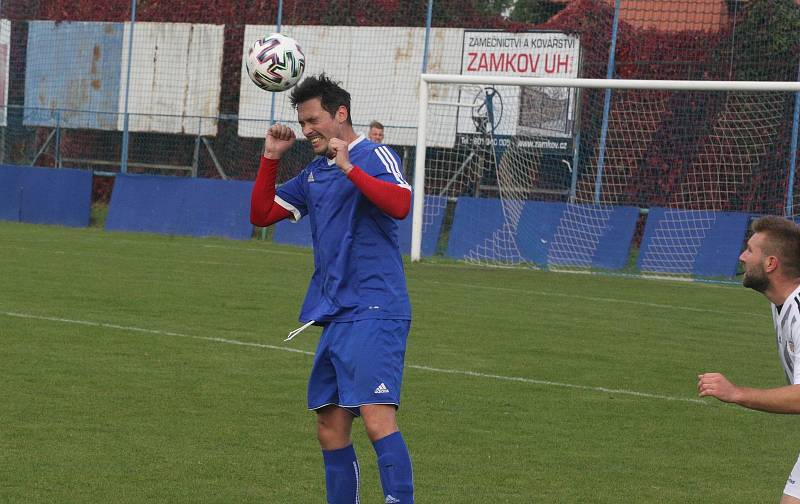 Fotbalisté Kunovic (modré dresy) v 11. kole krajské I. A třídy skupiny B i bez omluveného trenéra Chaloupky zdolali Těšnovice 2:1.