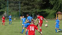 Fotbalisté Ořechova (modré dresy) ve 23. kole I. B třídy skupiny C doma rozstříleli poslední Uherský Ostroh 8:0.