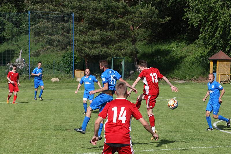 Fotbalisté Ořechova (modré dresy) ve 23. kole I. B třídy skupiny C doma rozstříleli poslední Uherský Ostroh 8:0.