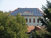 Solární panely pomohou obci šetřit energii.