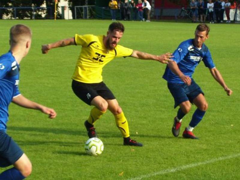Fotbalisté Strání na úvod přípravy prohráli na hřišti v Radimově 2:4. Na snímku nová posila Filip Hruboš (ve žlutém dresu).