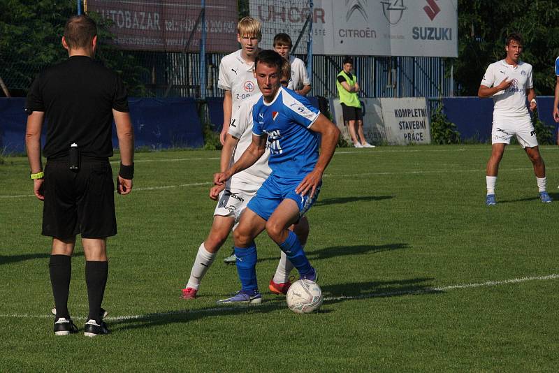 Fotbalisté Slovácka B (bílé dresy) v páteční předehrávce 32. kola MSFL remizovali na hřišti v Kunovicích s juniorkou Ostravy 2:2.