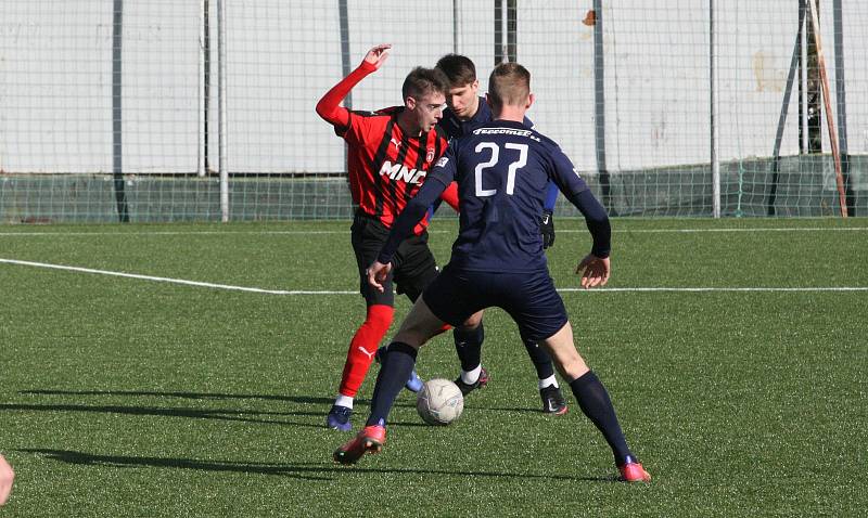 Fotbalisté Slovácka B (modré dresy) v přípravném zápase porazili divizní Hodonín 2:0. Oba góly vstřelil Pavel Juroška.