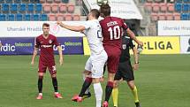 Fotbalisté Slovácka (v bílých dresech) v posledním zápase základní části FORTUNA:LIGY prohráli se Spartou 0:2