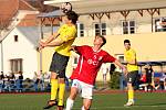 Fotbalisté Uherského Brodu (v červených dresech) v 17. kole Fortuna MSFL remizovali s Kroměříží 1:1.