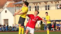 Fotbalisté Uherského Brodu (v červených dresech) v 17. kole Fortuna MSFL remizovali s Kroměříží 1:1.