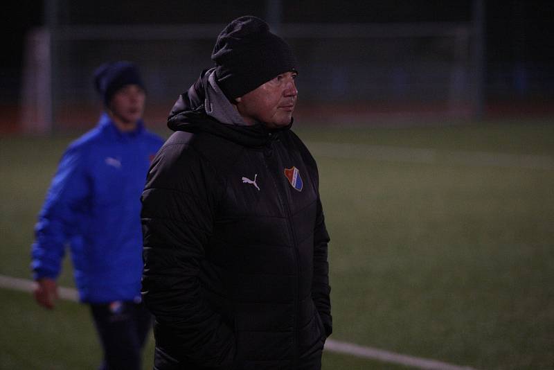 Fotbalisté Uherského Brodu (červené dresy) v přípravném zápase podlehli dorostu Baníku Ostrava 0:7.