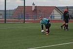 Fotbalisté Dolního Němčí (černé dresy) v zahajovacím utkání jubilejního dvacátého ročníku Gambrinus Cupu podlehli Mladcové 0:2.