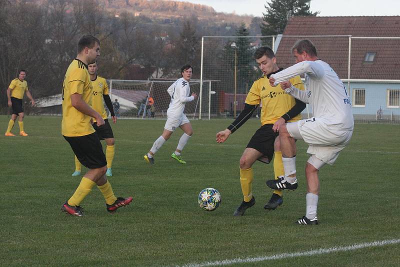 Fotbalisté Vlčnova (bílé dresy) zakončili podzimní část sezony domácí porážkou 0:4 s Topolnou.