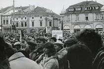 Nespokojené davy občanů v listopadu 1989 zaplnily náměstí v Uh. Hradišti.