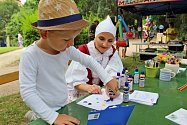 DĚTI A ČESNEK. Rok co rok pořádá Folklorní agentura Buchlov v rámci Festivalu česneku v Buchlovicích nějakou soutěž pro děti.