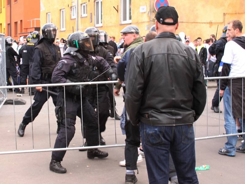 Už před utkáním došlo k potyčkám mezi fanoušky Baníku a policií.