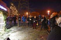 U Obecního úřadu v Babicích u jesliček a rozsvícených vánočních stromů se sešlo pět desítek zpěváků.