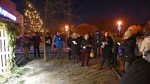 U Obecního úřadu v Babicích u jesliček a rozsvícených vánočních stromů se sešlo pět desítek zpěváků.