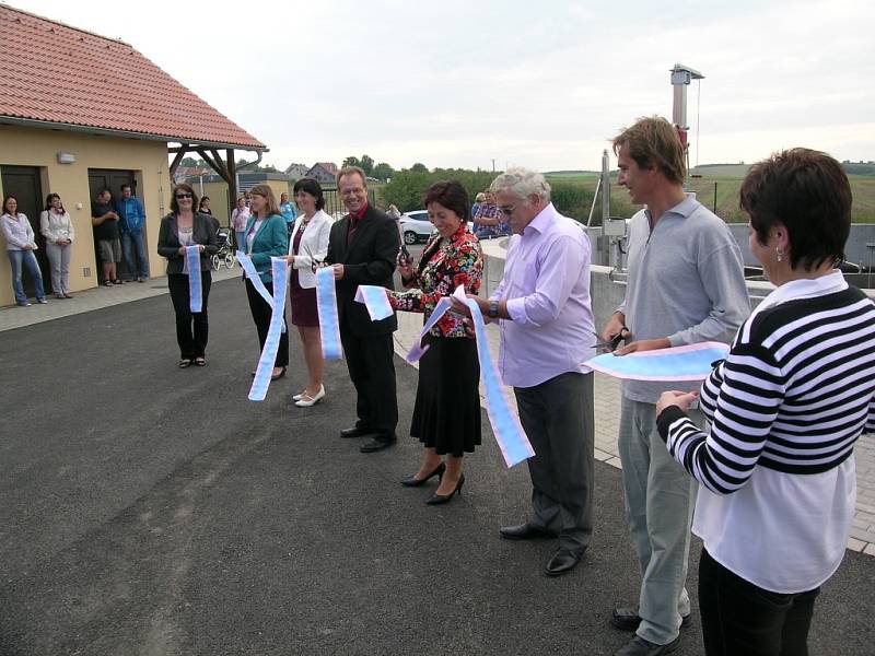 Provoz čistírny odpadních vod (ČOV) a zhruba šesti kilometrů kanalizace celkem za témě 57 milionů korun slavnostně zahájili v pátek 30. srpna v Bánově. 