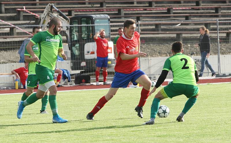 Fotbalisté Hluku (v červených dresech) přestříleli v derby Dolní Němčí 6:3 a bez prohry ovládli Corona Cup.