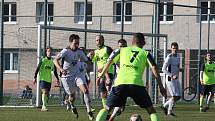 Fotbalisté Hluku (fosforové dresy) v dohrávce 10. kola krajské I. A třídy skupiny B deklasovali Bojkovice 8:1.