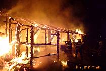 Chata v Komni lehla popelem. S plameny marně bojovaly čtyři hasičské jednotky.