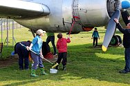 Dobrovolníci pomáhali o víkendu v Leteckém muzeu Kunovice čistit letecké exponáty.