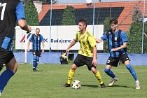 Fotbalisté Kunovic (žluté dresy) v 7. kole krajské I. A třídy skupiny B remizovali se Šumicemi 1:1.