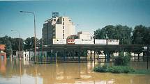 Povodeň v červenci 1997 v Uh. Hradišti. Autobusové nádraží.
