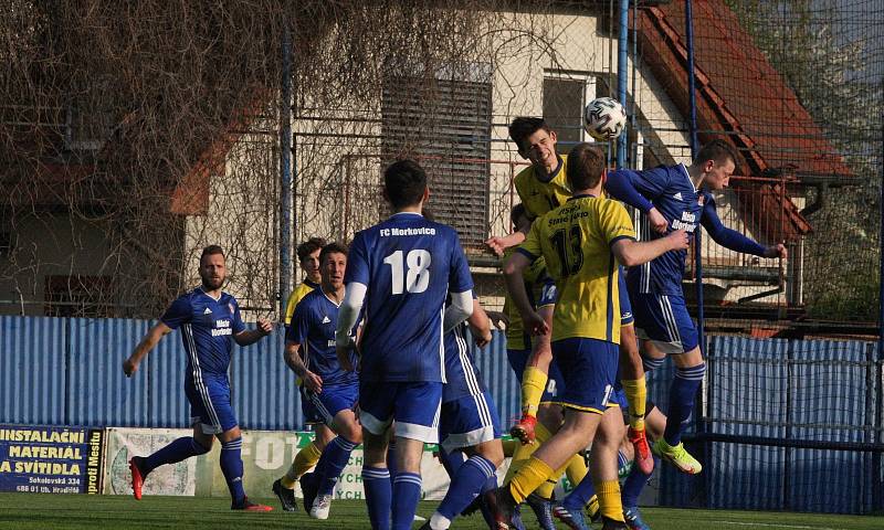 Fotbalisté Starého Města (žluté dresy) prohrály v semifinále Poháru Zlínského KFS s Morkovicemi 3:5.