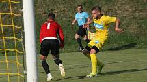 Fotbalisté divizního Strání (žluté barvy) v pátečním přípravném zápase deklasovali Boršice 8:0.