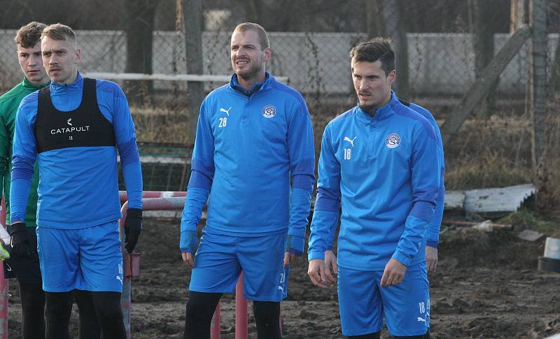 Fotbalisté Slovácka v pondělí dopoledne zahájili na hřišti v Sadech zimní přípravu.