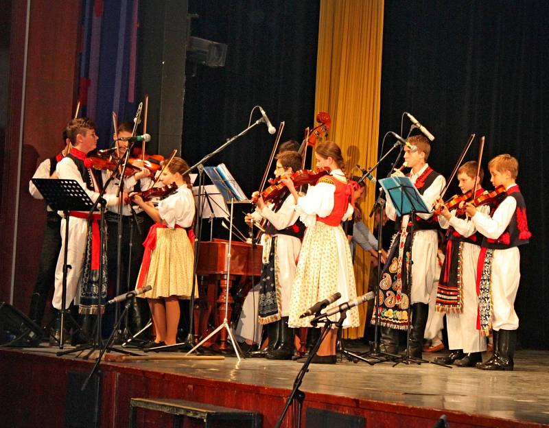 Třináct dětských folklorních souborů roztleskalo čtyři stovky diváků.