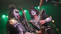 Maďarští Kiss Forever Band na Míru věrně napodobili živá show americké kapely KISS.