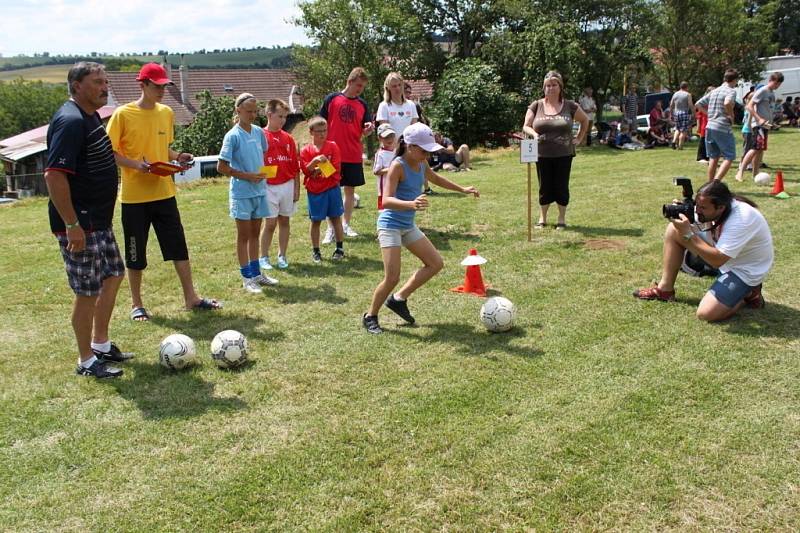 Antonín Panenka malé fotbalisty nezklamal. Navzdory tomu, že je po operaci i druhé kyčle, na Velehrad za nimi přijel, aby otestoval jejich fotbalové dovednosti.