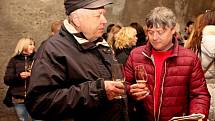 NA BUCHLOVĚ. Reprezentativní výstavu vybraných odrůd vín si v sobotu nenechaly ujít stovky vínomilců.