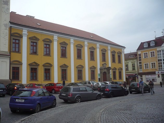 Opravená jezuitská kolej (na snímku) v centru Uherského Hradiště nebo některá z budov v Růžové ulici. To jsou, podle studentů, kteří usilují o vlastní klub, nejvhodnější místa pro jejich zařízení.