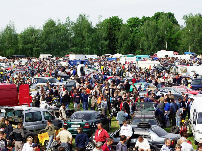 DAVY. Březolupský plochodrážní areál o víkendu zaplavily tisíce návštěvníků i stovky vozidel, motocyklů a další techniky. 