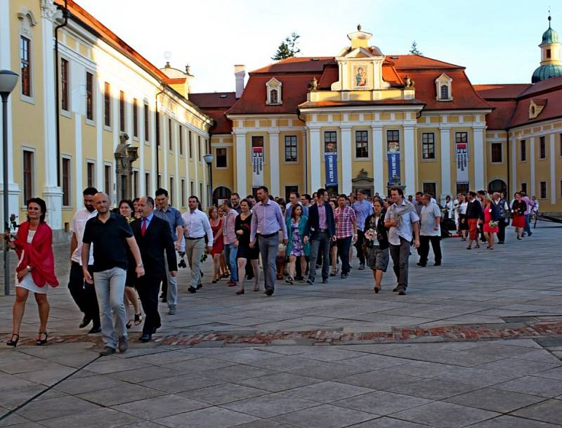 MANŽELSKÉ SETKÁNÍ. Na Velehradě se ho zúčastnilo 340 dospělých i dětí. 77 párů obnovilo při mši svaté manželský slib. 