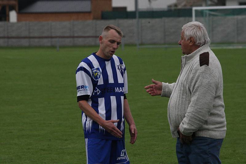 Fotbalisté Nivnice (zelené dresy) doma otočili zápas 7. kola I. A třídy skupiny B, Nedachlebice zdolali 2:1.