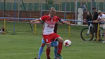 Fotbalisté Slavkova (bíločervené dresy) na úvod nové sezony zdolali Velký Ořechov 1:0.