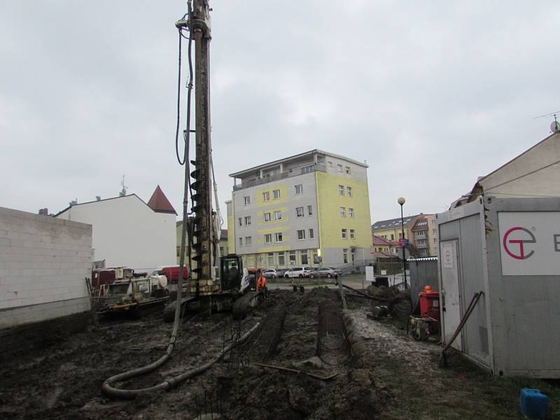 Nedaleko centra Uherského Hradiště se začal stavět bytový dům Rezidence Dlouhá.