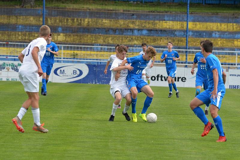 Starší dorostenci Slovácka (bílé dresy) ve 27. kole MSDL zdolali na Širůchu ve Starém Městě Baník Ostrava 1:0.