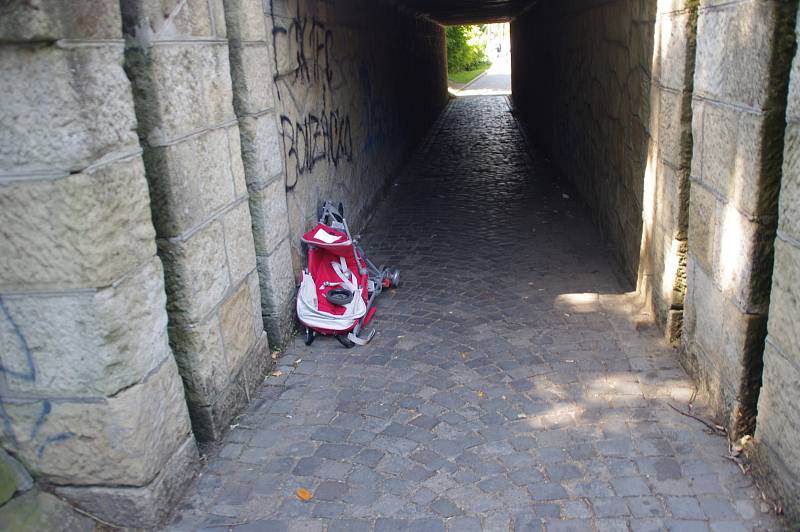 Brutální scéna v Uherském Hradišti. V „myší díře“ sráželo auto lidi jako figurky .