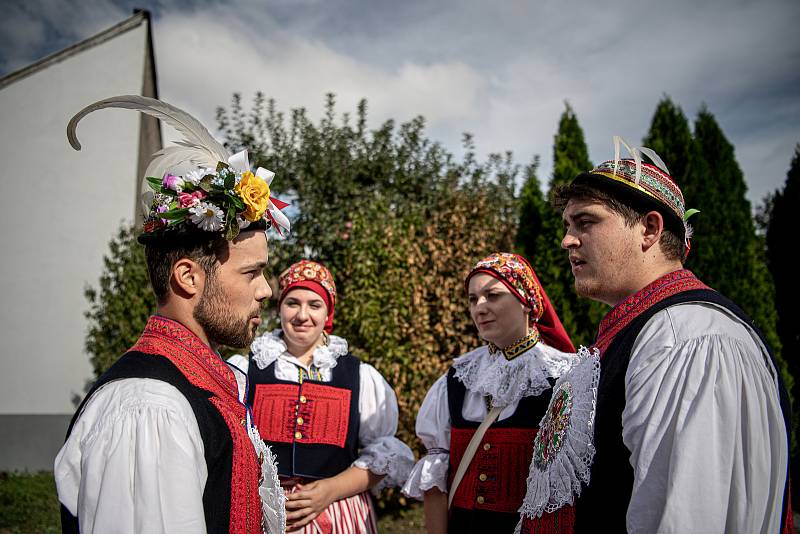 Na tři tisíce krojovaných účastníků z devíti regionů, Polska a Maďarska prošlo centrem Uherského Hradiště při Slováckých slavnostech vína a otevřených památek, 10. září 2022.