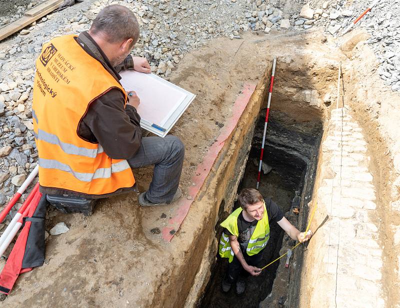 Pohled do archeologické sondy v ulici Prostřední.