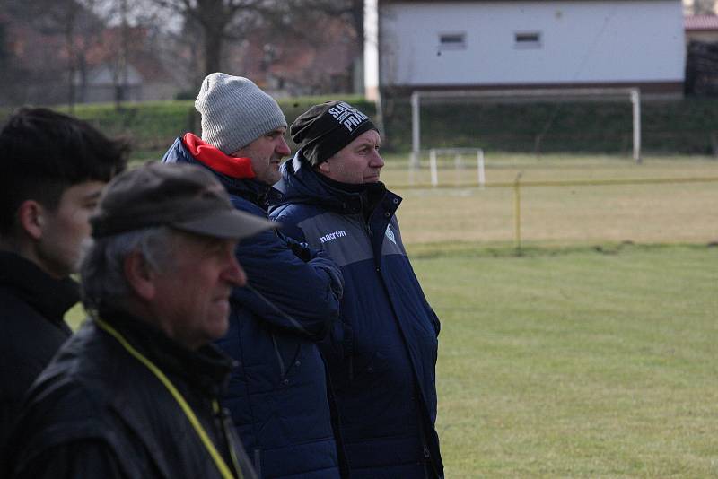 Fotbalisté posledního Uherského Ostrohu (červené dresy) hráli doma se Starým Městem nerozhodně 1:1.