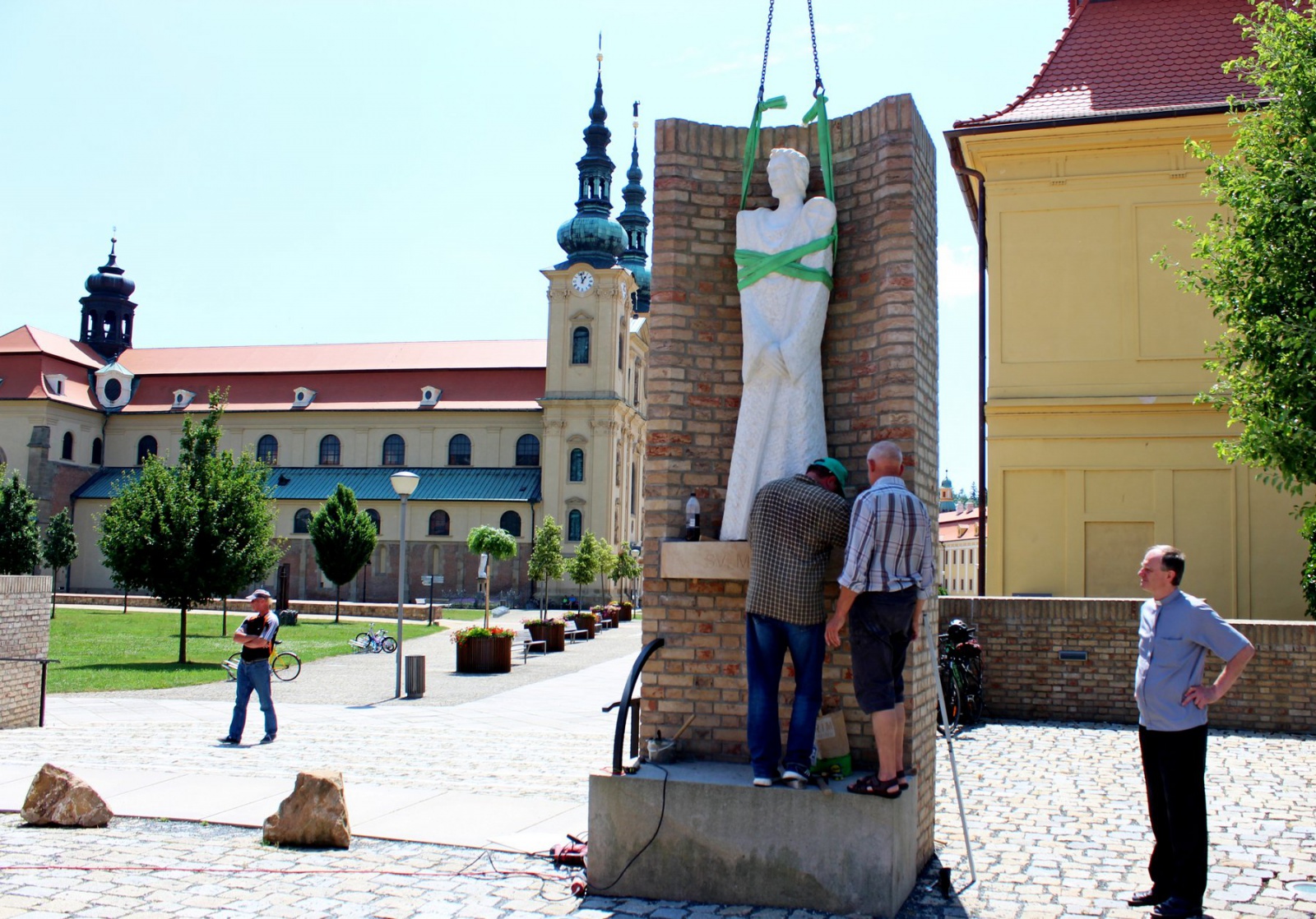 Sochy sv. Cyrila a Metoděje už vítají poutníky Velehradu - Slovácký deník