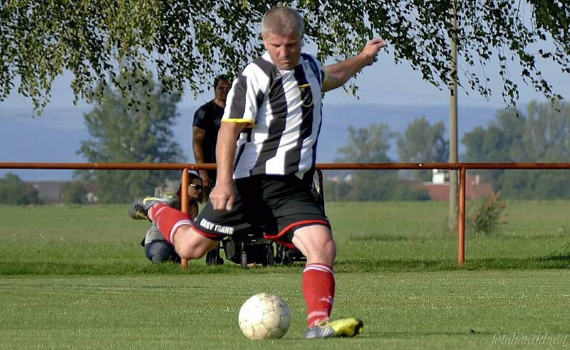 Kapitánovi Břestu Tomáši Daňkovi (vpravo) gratulovali kamarádi Jan Černoch a Lukáš Šoustek.