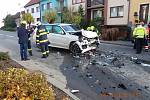 Dva zraněné si v pátek 6. listopadu odpoledne vyžádala  srážka osobních automobilů Škoda Fabia a BMW uprostřed Dolního Němčí.