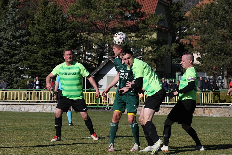 Derby fotbalistů Dolního Němčí (světle zelené dresy) s Nivnicí skončil v I. A třídě nerozhodně 2:2.