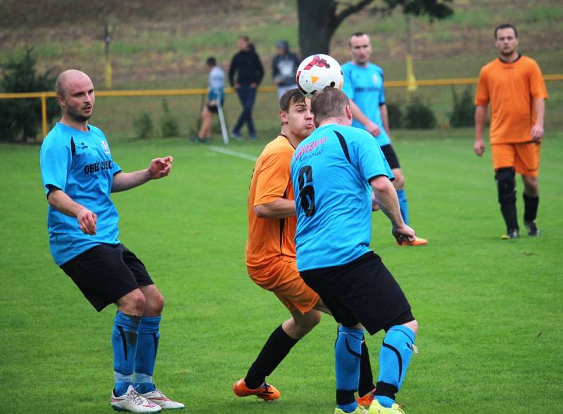 Fotbalisté Sušic (v modrém) podlehli Šumicím 0:2.