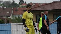 Fotbalisté Hluku (fosforové dresy) ve šlágru 21. kola krajské I. A třídy skupiny B remizovali s Osvětimany 3:3.